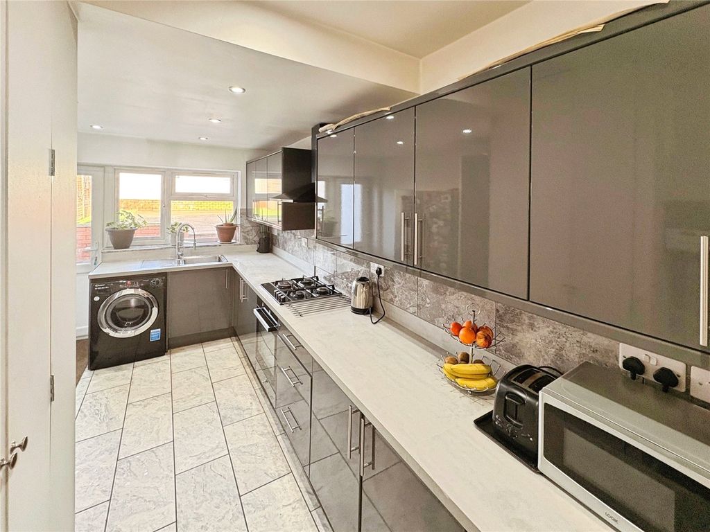 Property photo 3 of 11 Kitchen