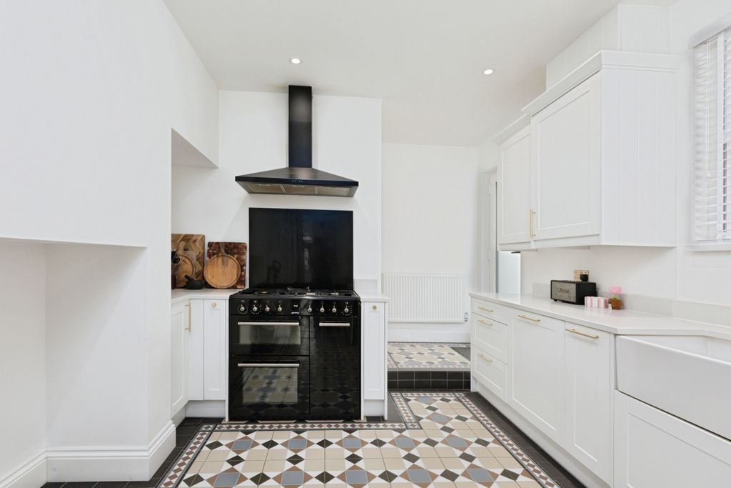 Property photo 3 of 19 Kitchen