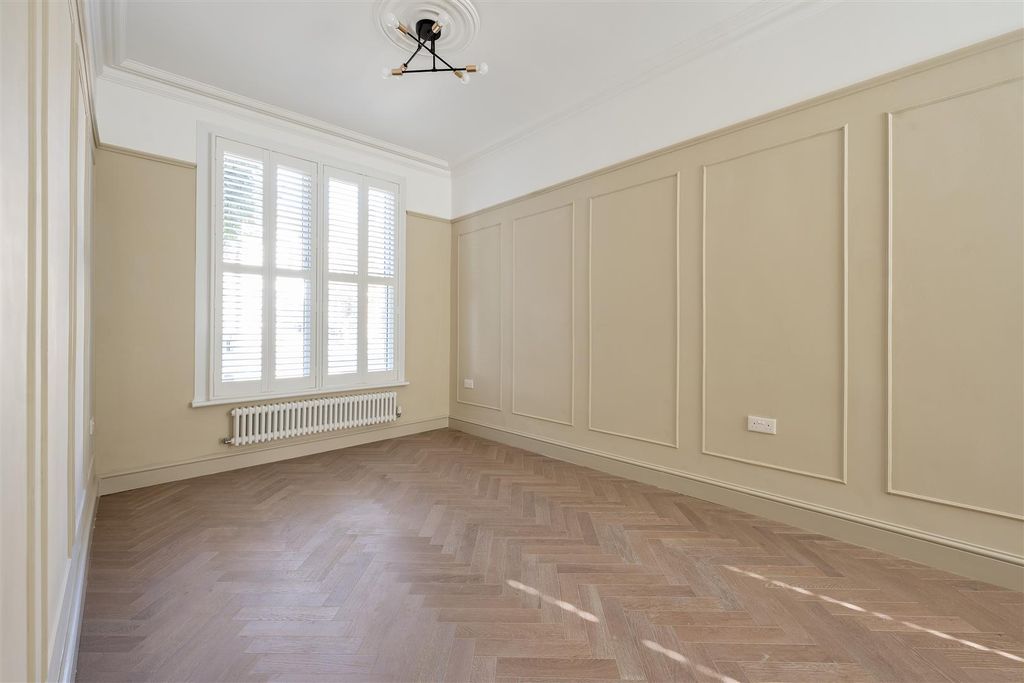 Property photo 2 of 16 Orford Road, E17