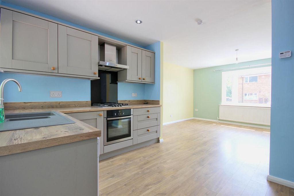Property photo 3 of 18 Kitchen