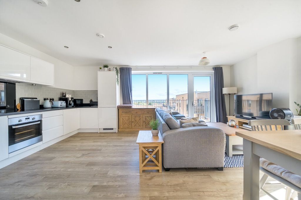 Property photo 3 of 27 Picture No. 14