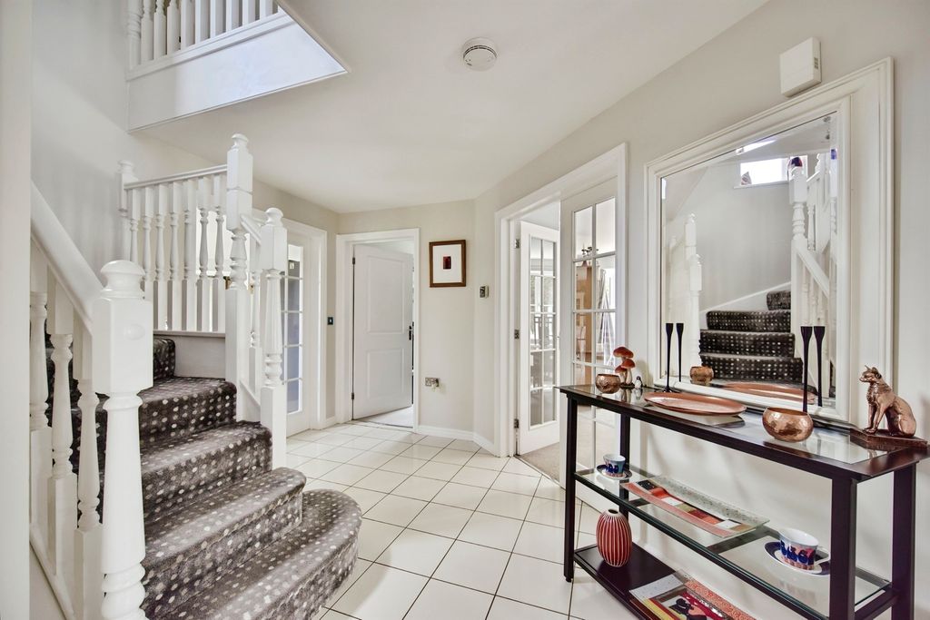 Property photo 2 of 25 Entrance Hallway