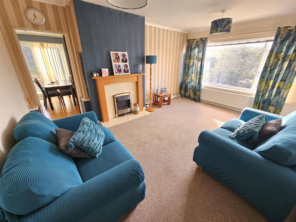 Property photo 2 of 13 Lounge.Jpg