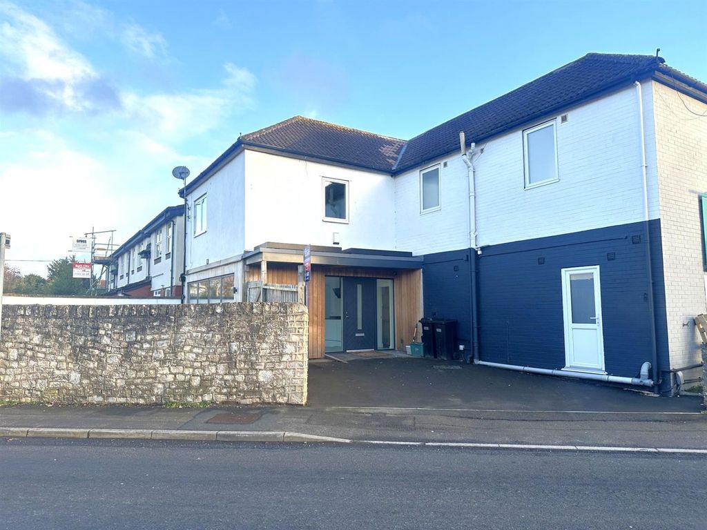 Property photo 1 of 11 Facade