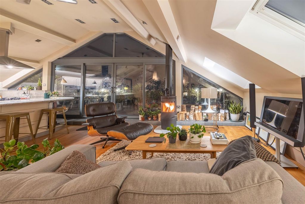 Property photo 2 of 46 Lounge/Kitchen/Diner