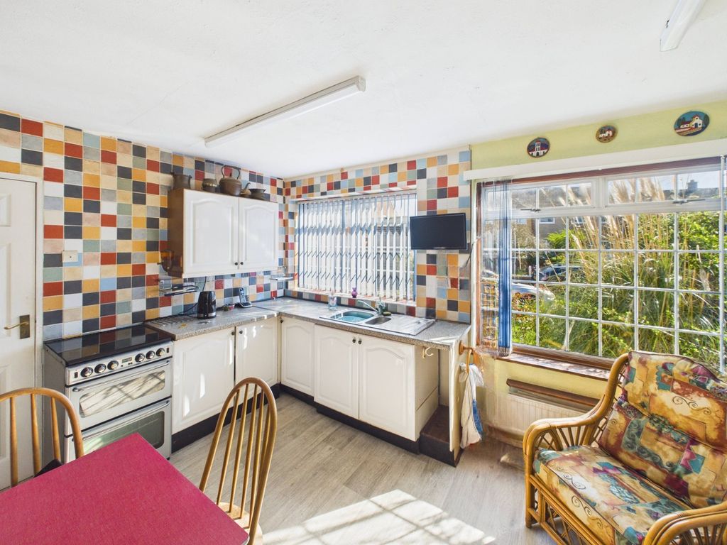 Property photo 3 of 9 Kitchen