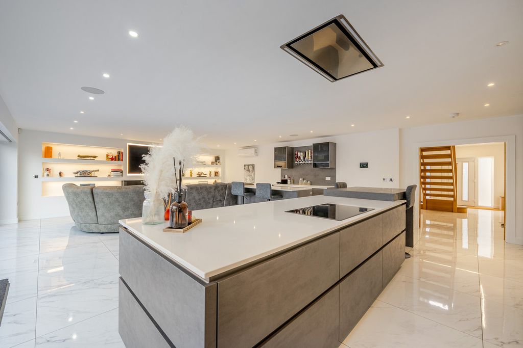 Property photo 3 of 23