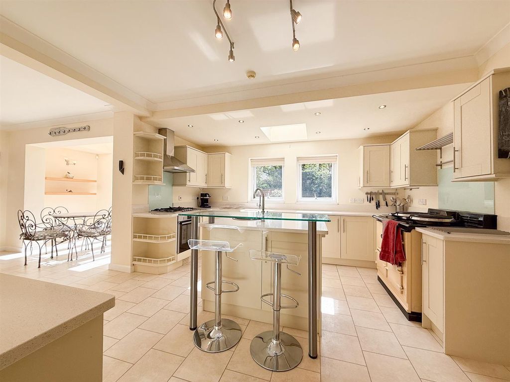 Property photo 2 of 19 Kitchen