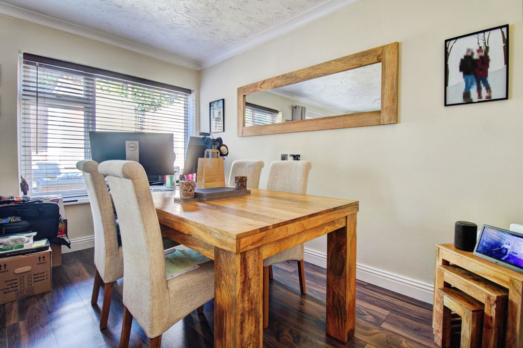 Property photo 3 of 17 Dining Area