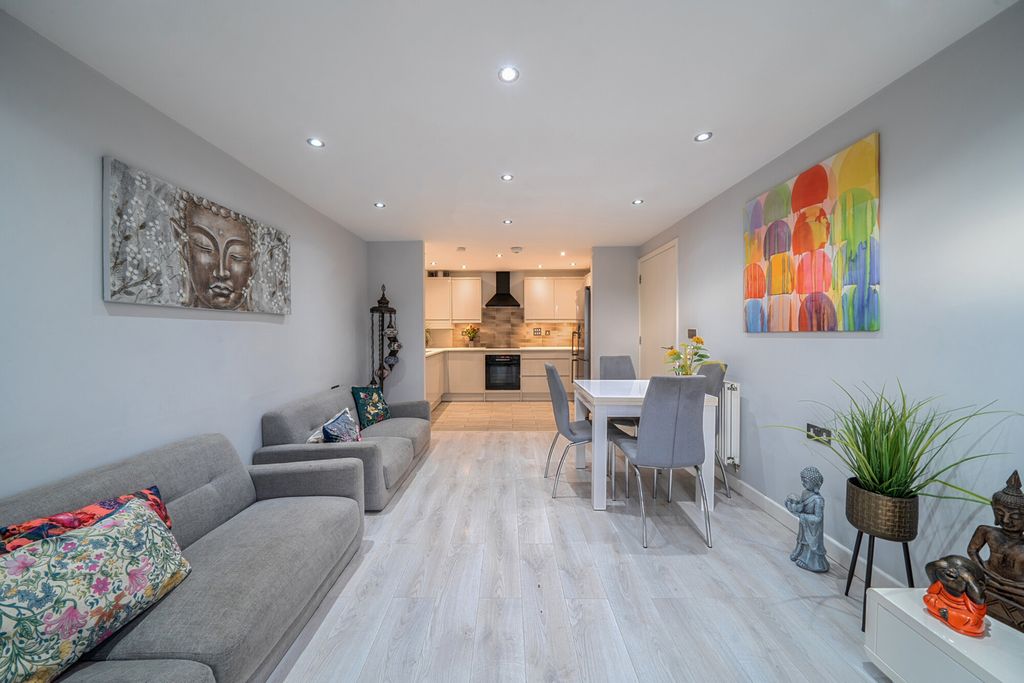 Property photo 3 of 20 1376078-10-690dc4...