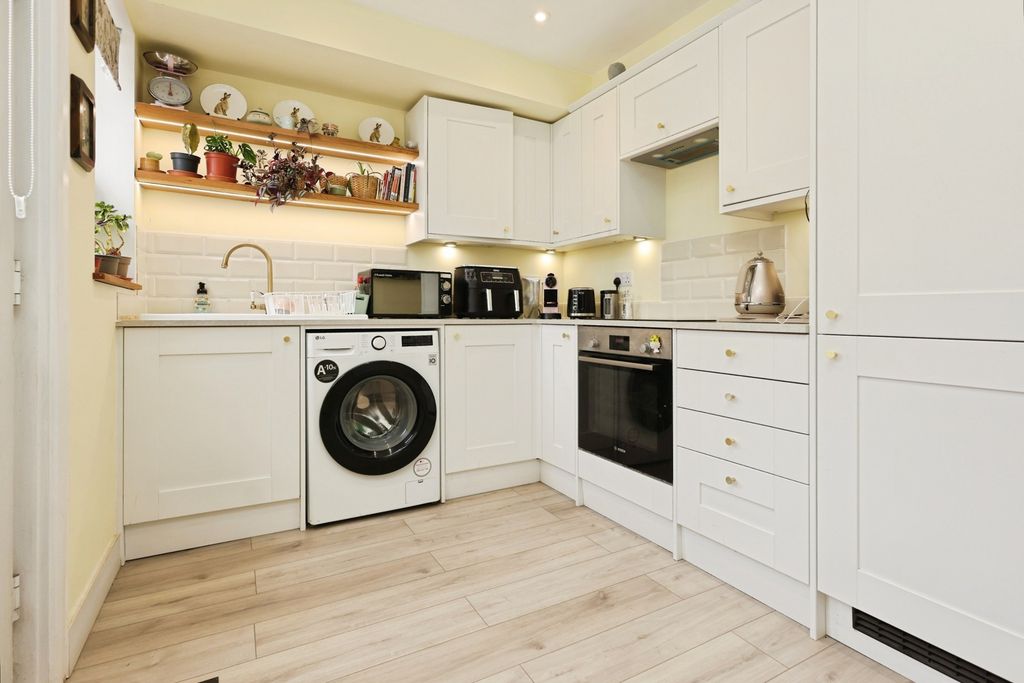 Property photo 3 of 18 Kitchen