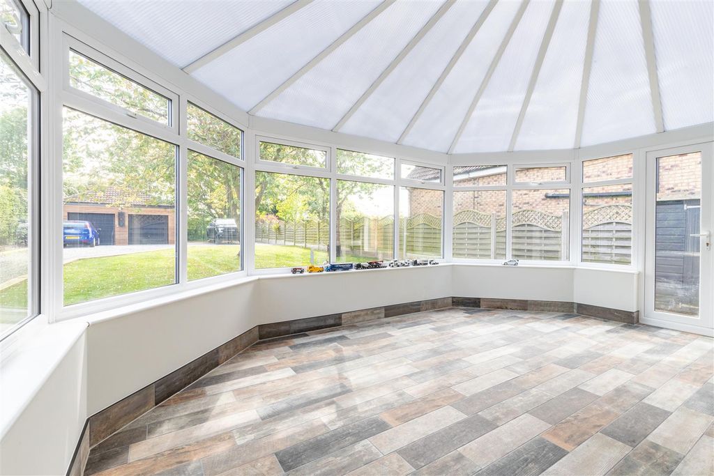 Property photo 3 of 24 Conservatory