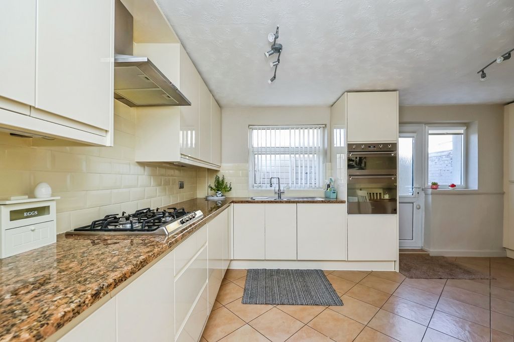 Property photo 2 of 16 Fitted Kitchen