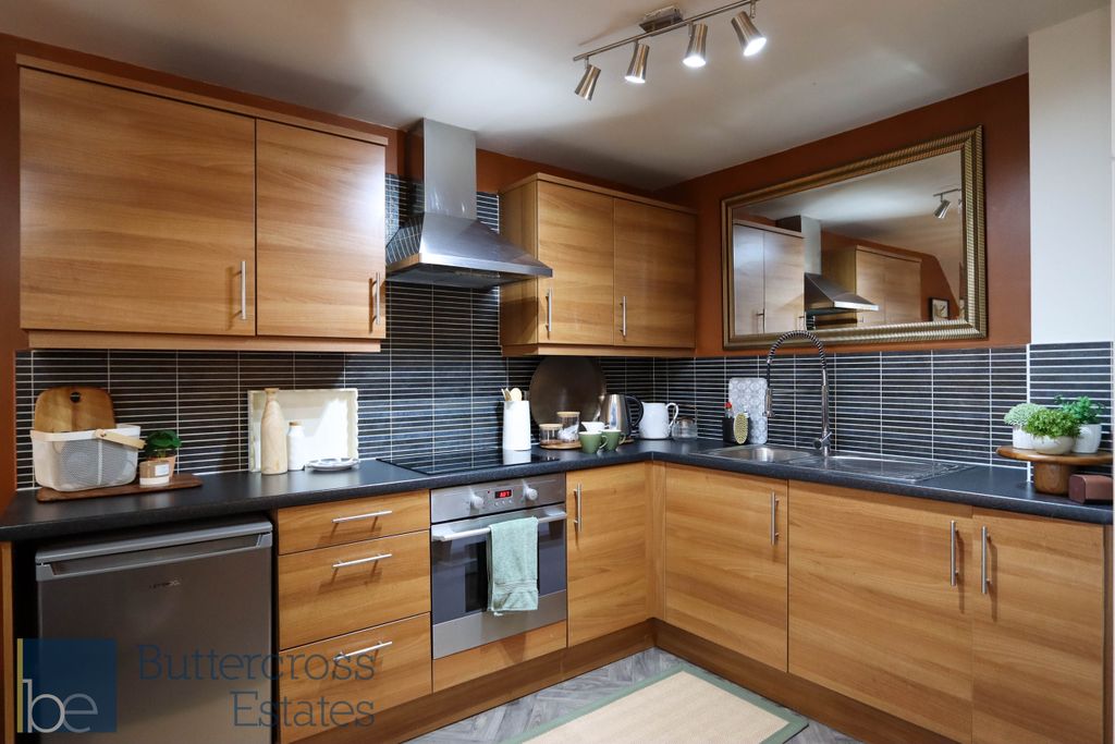 Property photo 3 of 11 Kitchen