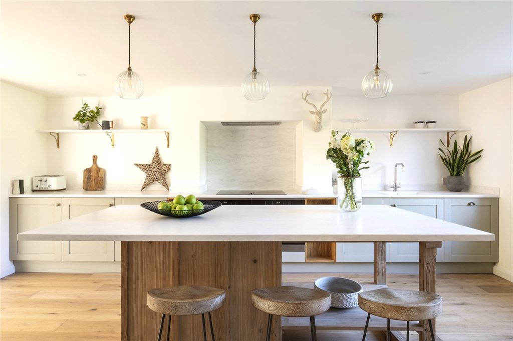 Property photo 2 of 19 Kitchen