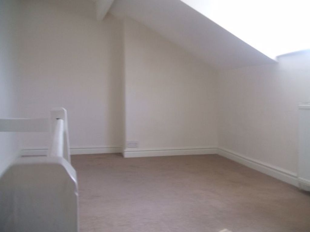 Property photo 2 of 4 Bright Attic-Style Single Bedroom With Neutral Car...