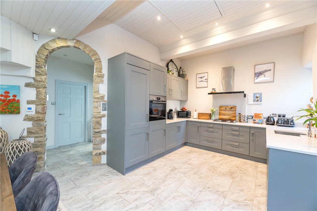 Property photo 3 of 31 Kitchen