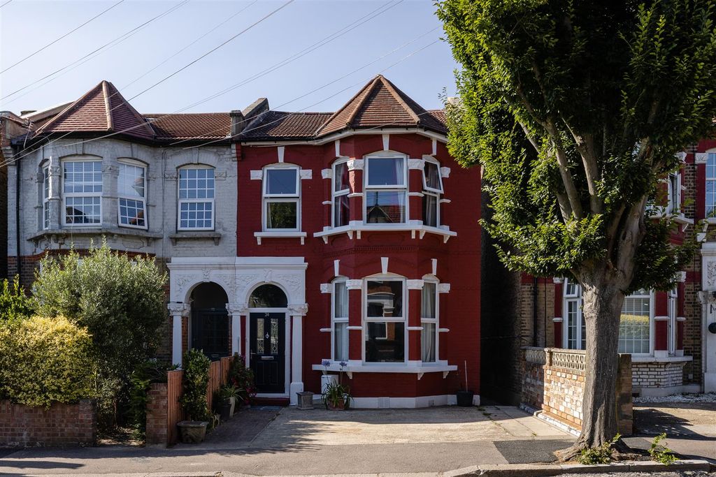 Property photo 1 of 47 Chadwick Road, E11