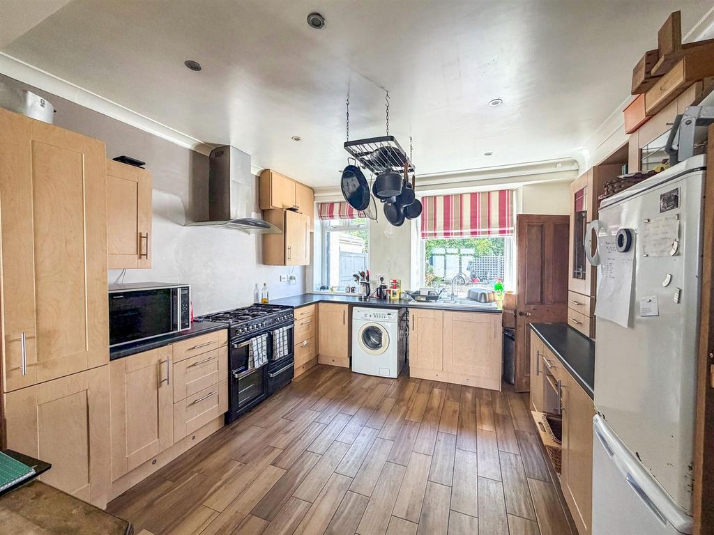 Property photo 2 of 21 Kitchen