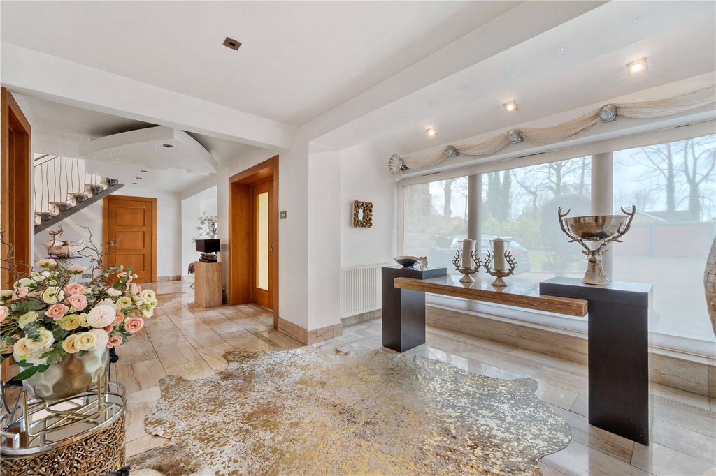 Property photo 2 of 25 Entrance Hall