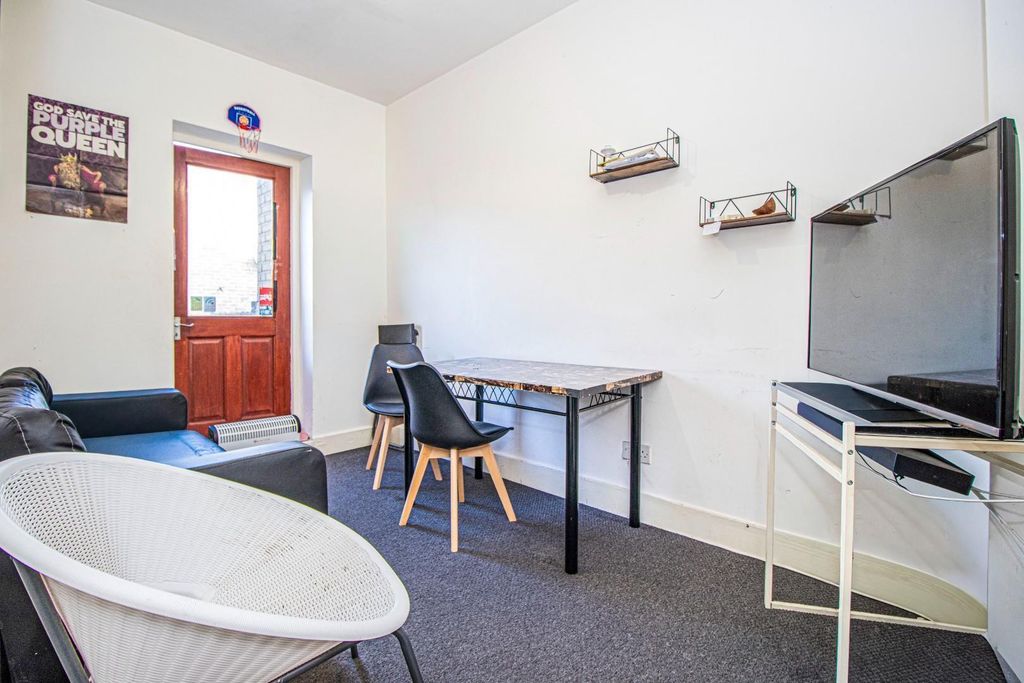 Property photo 3 of 8 Lounge Space Hanbury.Jpg