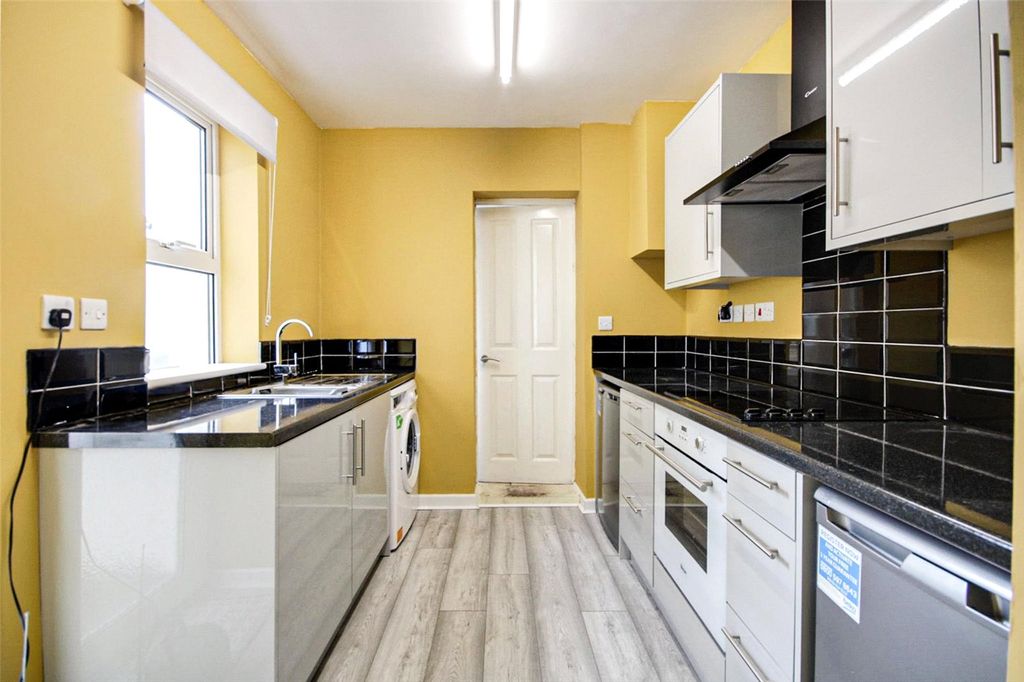 Property photo 2 of 11 Picture No. 27