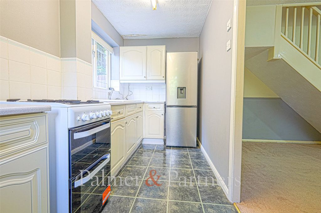 Property photo 3 of 8 Kitchen