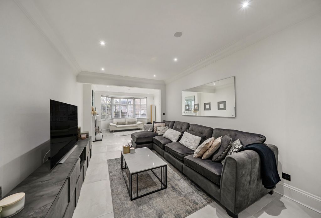 Property photo 2 of 16 1371185-7-690A370...