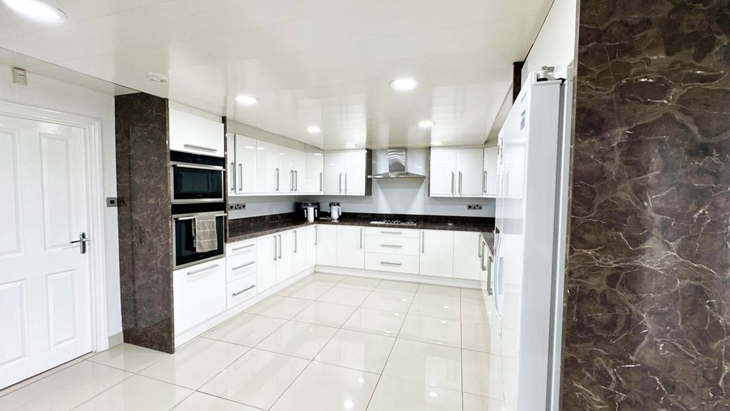 Property photo 3 of 13 Kitchen