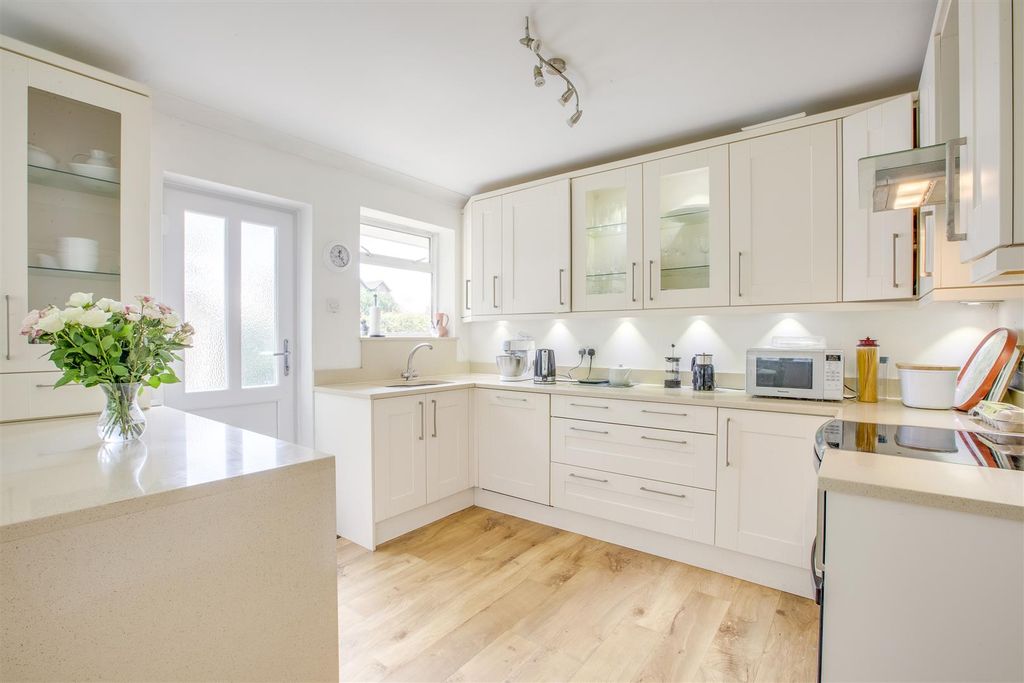 Property photo 3 of 15 4 Park Lane, Hp15 7Hy-8.Jpg