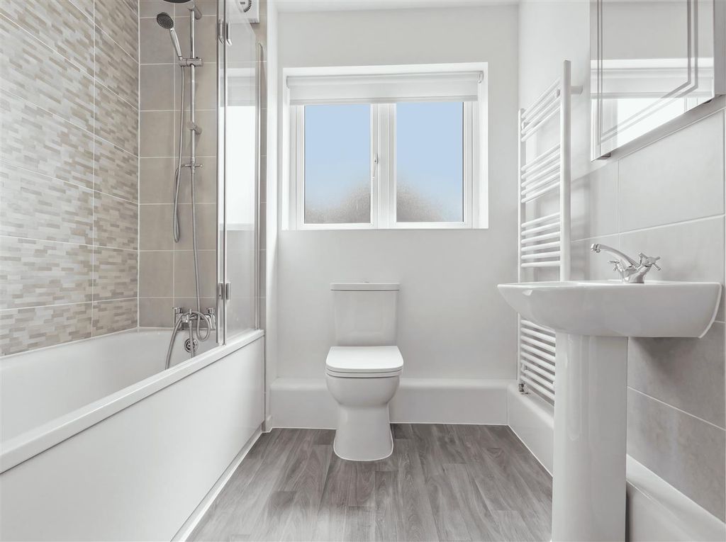 Property photo 3 of 9 Bathroom