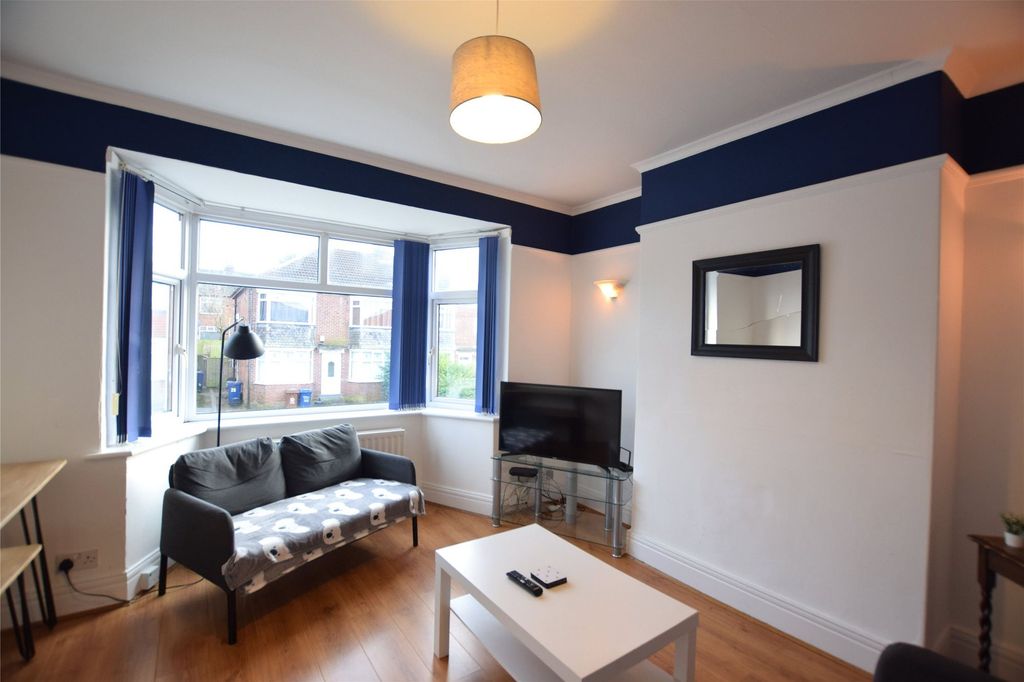 Property photo 1 of 7 Living Room