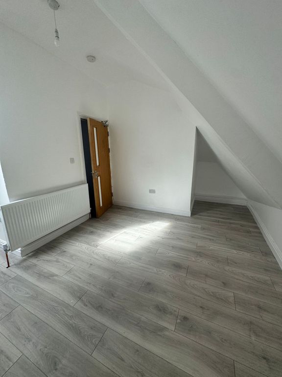 Property photo 1 of 27 Bright, Freshly Decorated Single Bedroom With Mode...