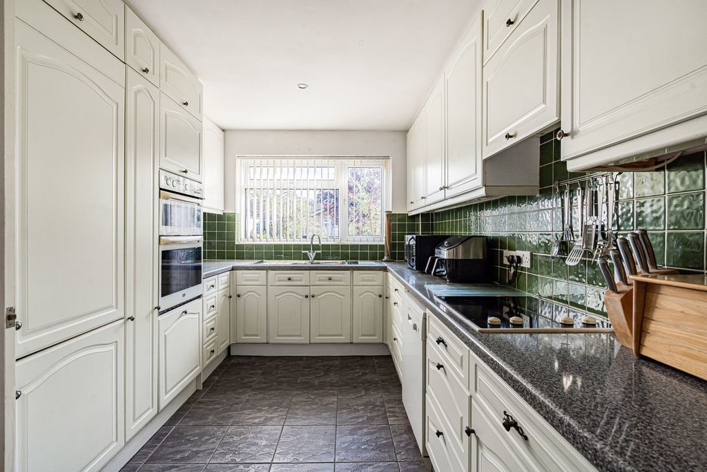 Property photo 3 of 27 Kitchen