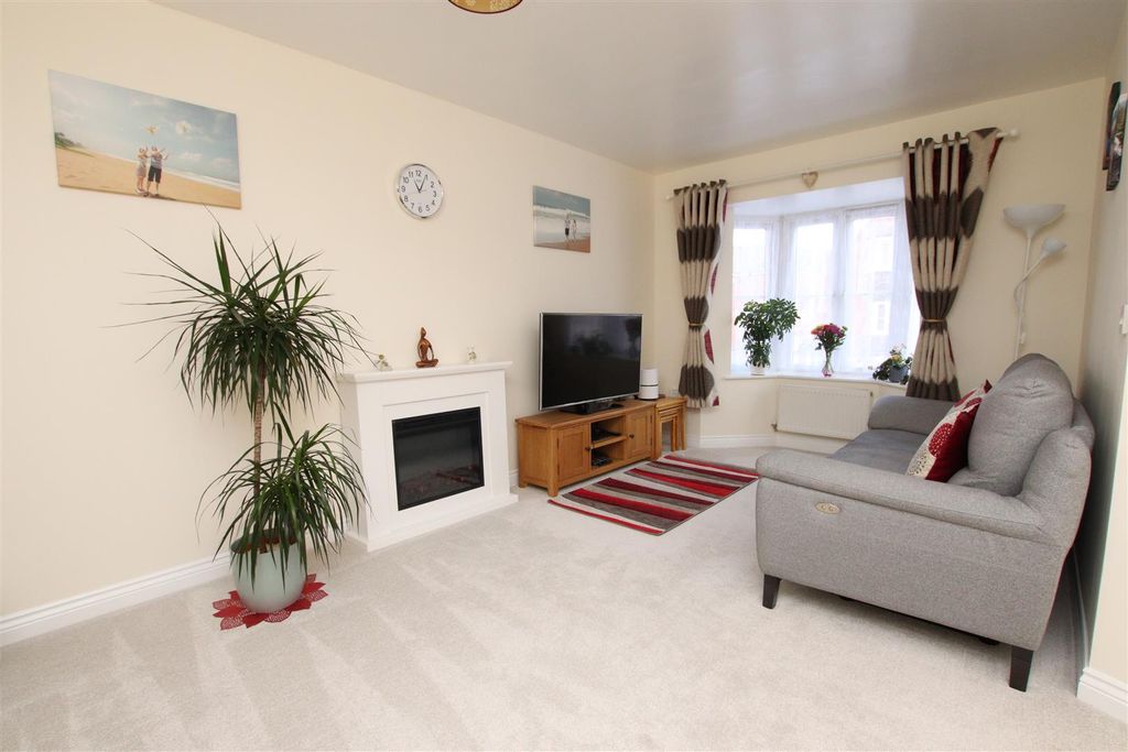Property photo 2 of 16 Living Room..Jpg