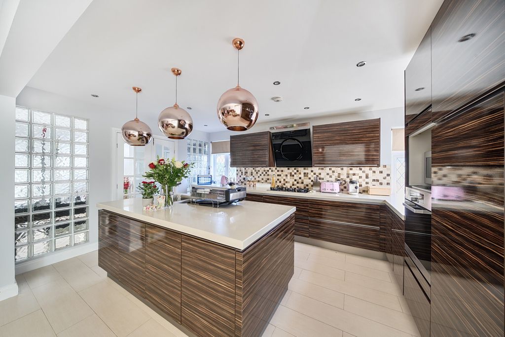 Property photo 3 of 22 1353708-22-68c3F0...