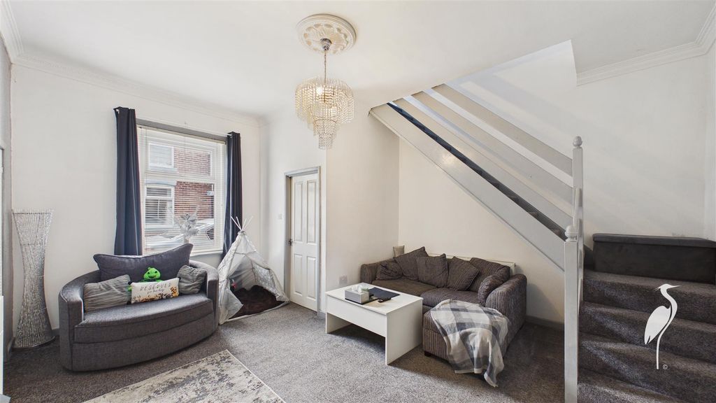 Property photo 3 of 13 Lounge