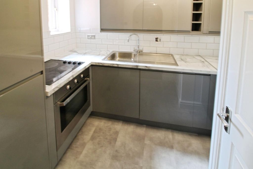 Property photo 3 of 6 Kitchen