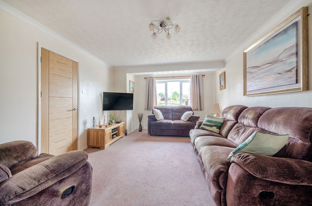 Property photo 2 of 24 1333280-12-688Cb7...