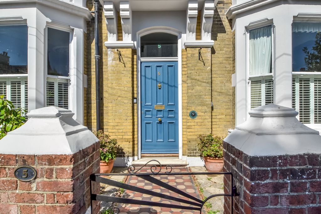 Property photo 1 of 18