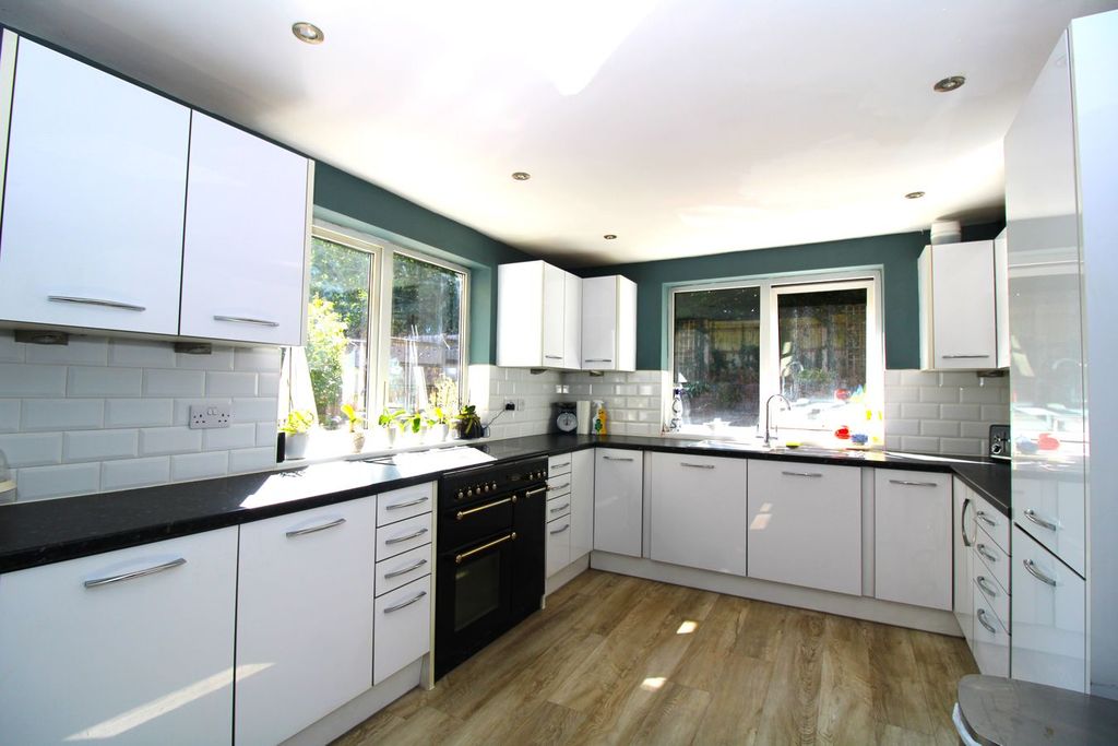 Property photo 2 of 10 Kitchen