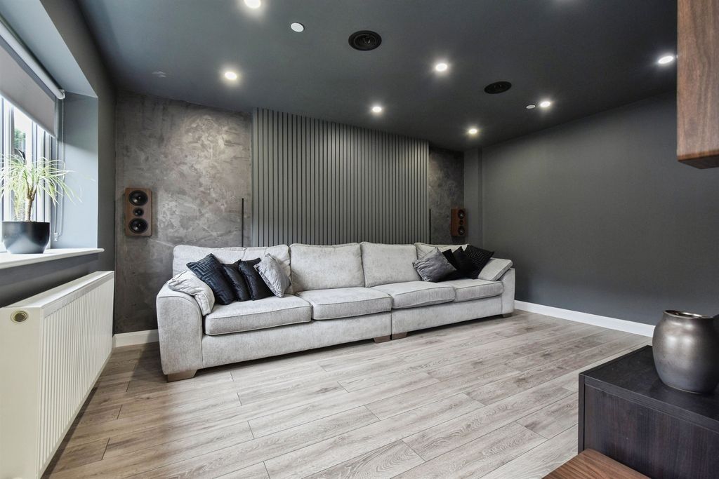 Property photo 3 of 35