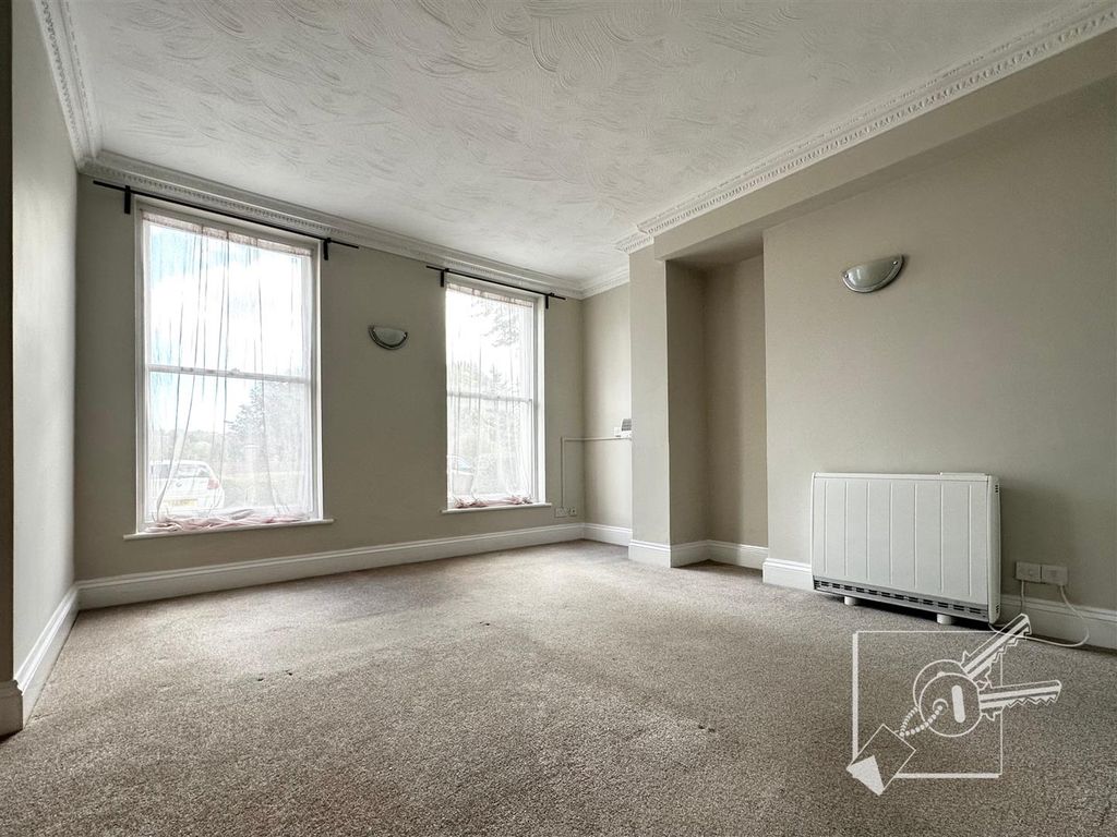 Property photo 2 of 5 Living Room/ Bedroom