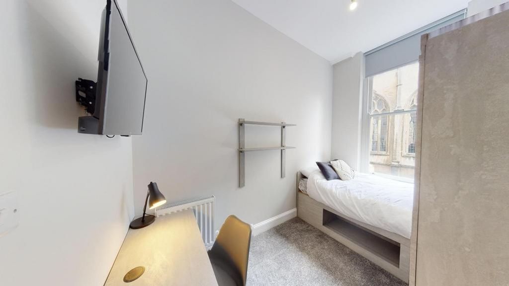 Property photo 3 of 18 A Bright And Modern Double Bedroom Featuring A Com...