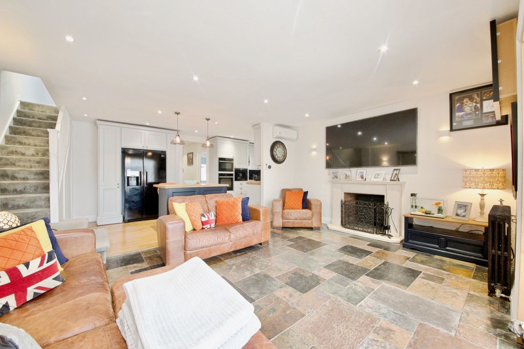 Property photo 3 of 24