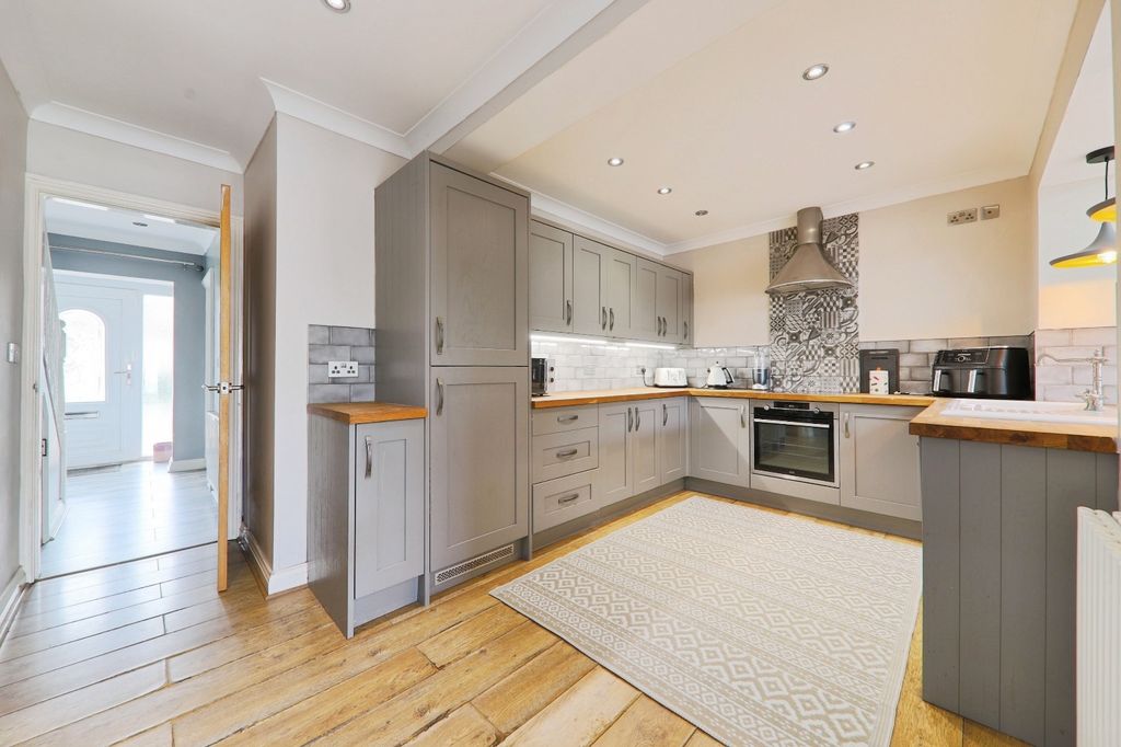 Property photo 2 of 11 4611655