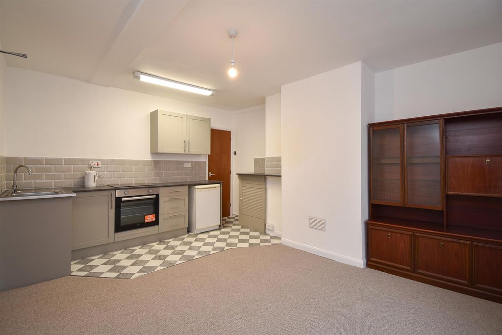 Property photo 2 of 11 Living Space