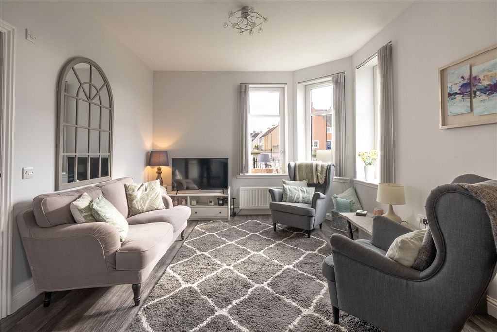 Property photo 3 of 32 3A Firhill Square