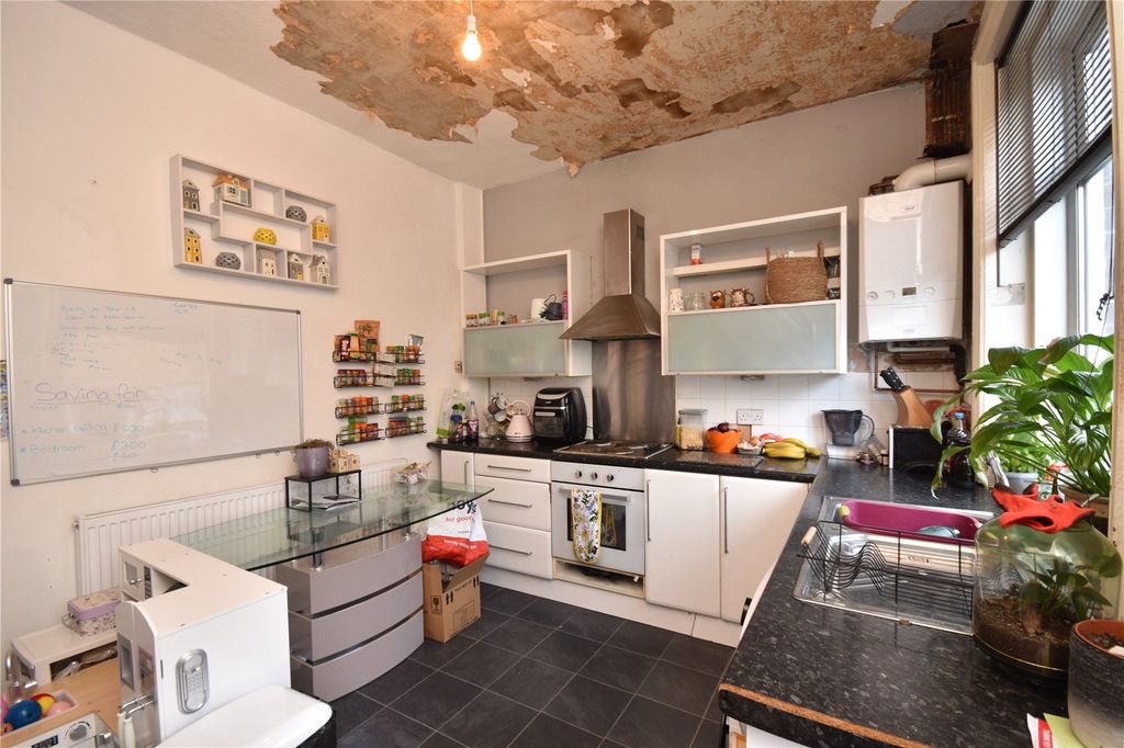 Property photo 3 of 9 Kitchen