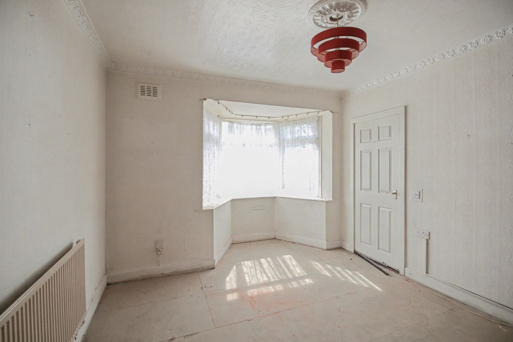 Property photo 3 of 16 37 Green Close, Hull, East Yorkshire, Hu6 8Da